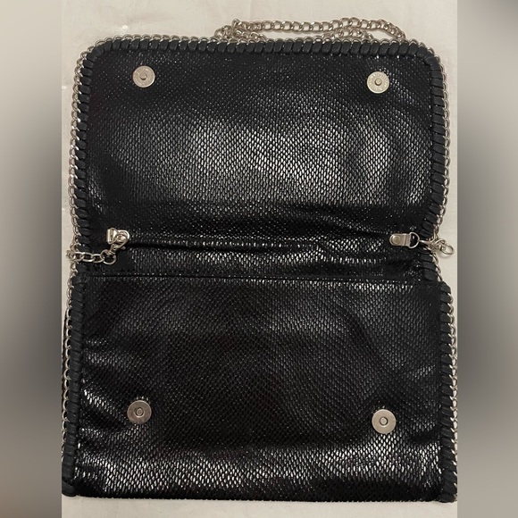 Snakeskin clutch with silver hardware, removable strap, snap closure - Picture 3 of 4